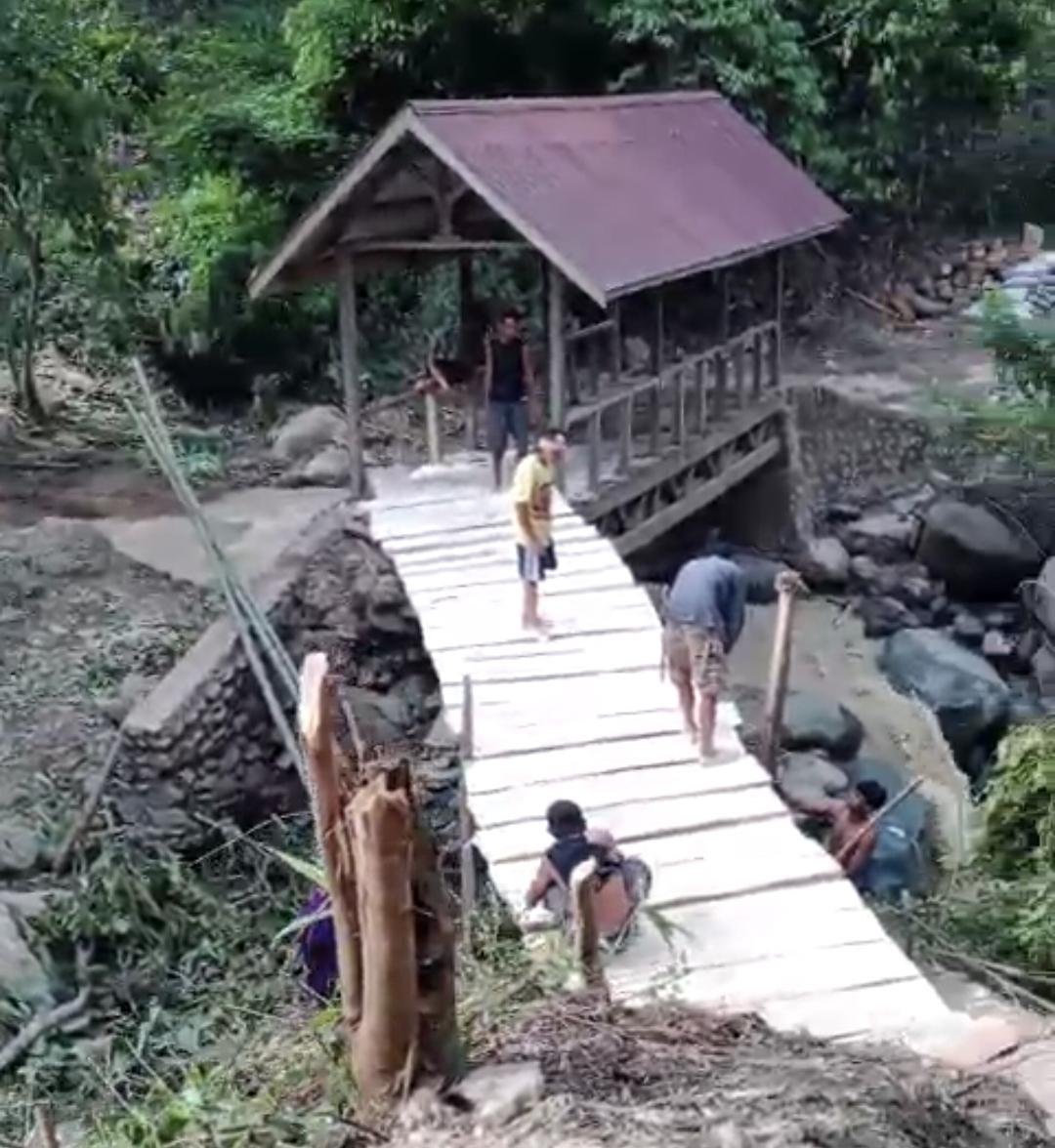 Warga Ogoalas Parimo Bangun Jembatan Darurat, Akses Roda Dua Kembali Terbuka