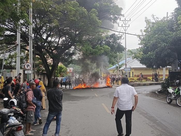 Aksi Bakar Ban Bekas Putus Akses di Jl Dr Moh Hatta Luwuk