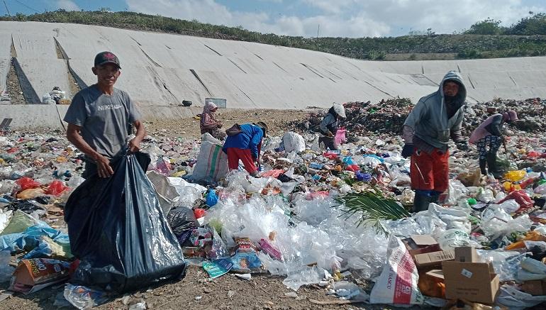Aktivitas-warga-memilah-sampah-plastik-di-TPA-Kawatuna-Kelurahan-Kad.jpg