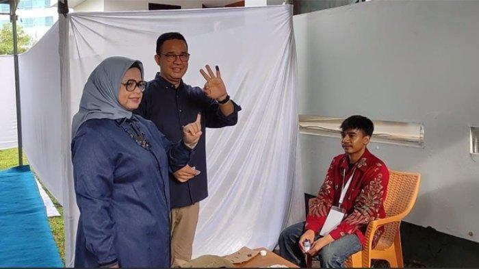 Anies-Rasyid-Baswedan-pamer-tiga-jari-usai-pencoblosan-Pilkada-Jakarta-2024.jpg
