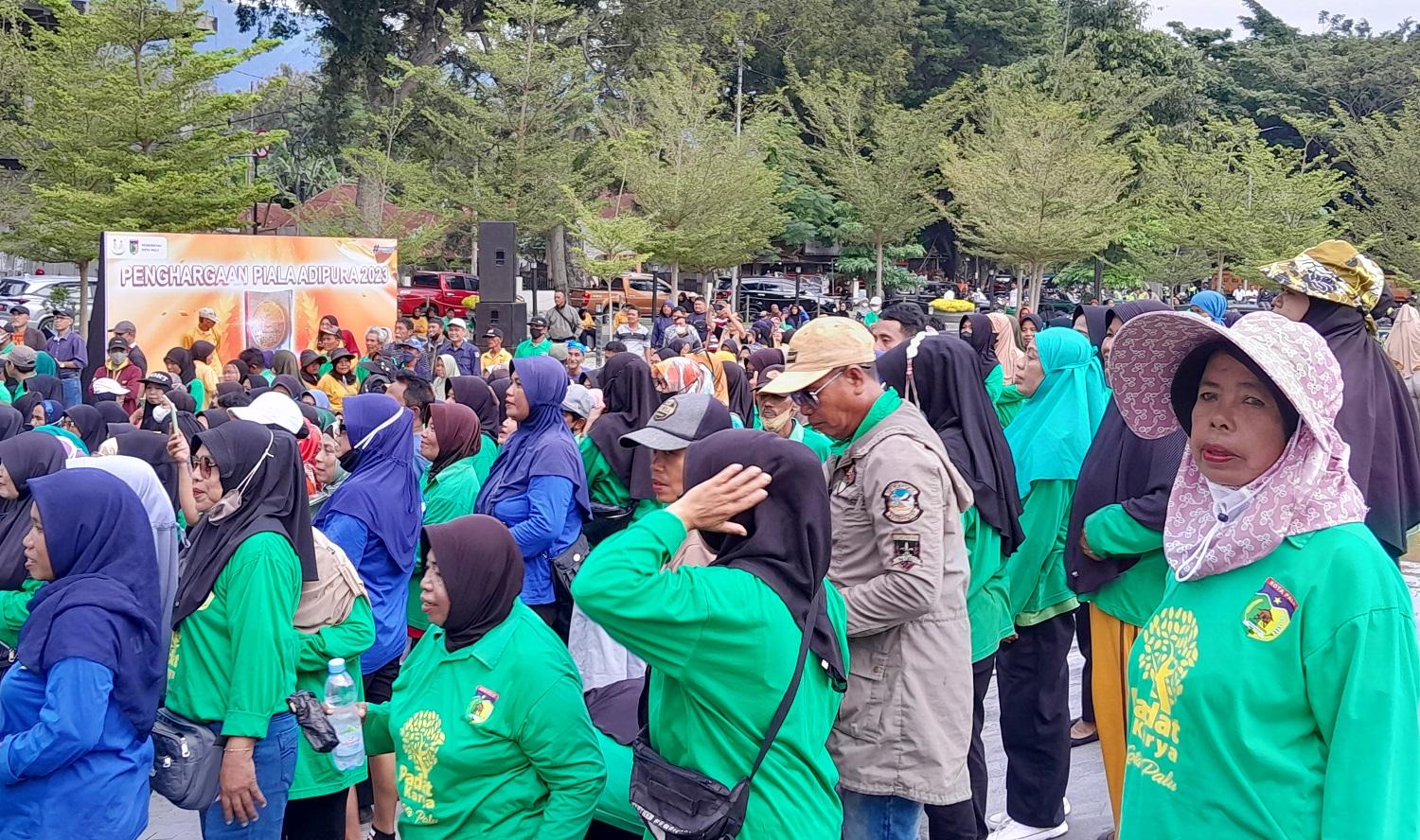 Antusias-ratusan-petugas-Padat-Karya-menyambut-piala-anugerah-Adipura.jpg