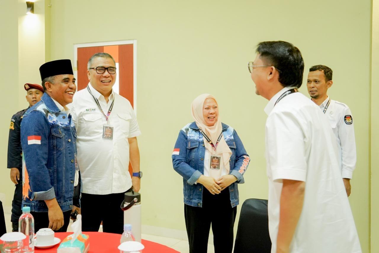 Anwar-Hafid-salami-Ahmad-Ali-dan-Rusdy-Mastura-di-acara-pengambilan-nomor-urut-di-KPU.jpg