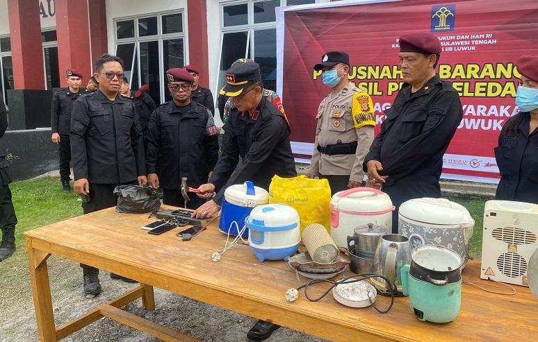 Jelang Lebaran 2024, Aparat Gabungan Razia Blok Warga Binaan Lapas Luwuk Banggai