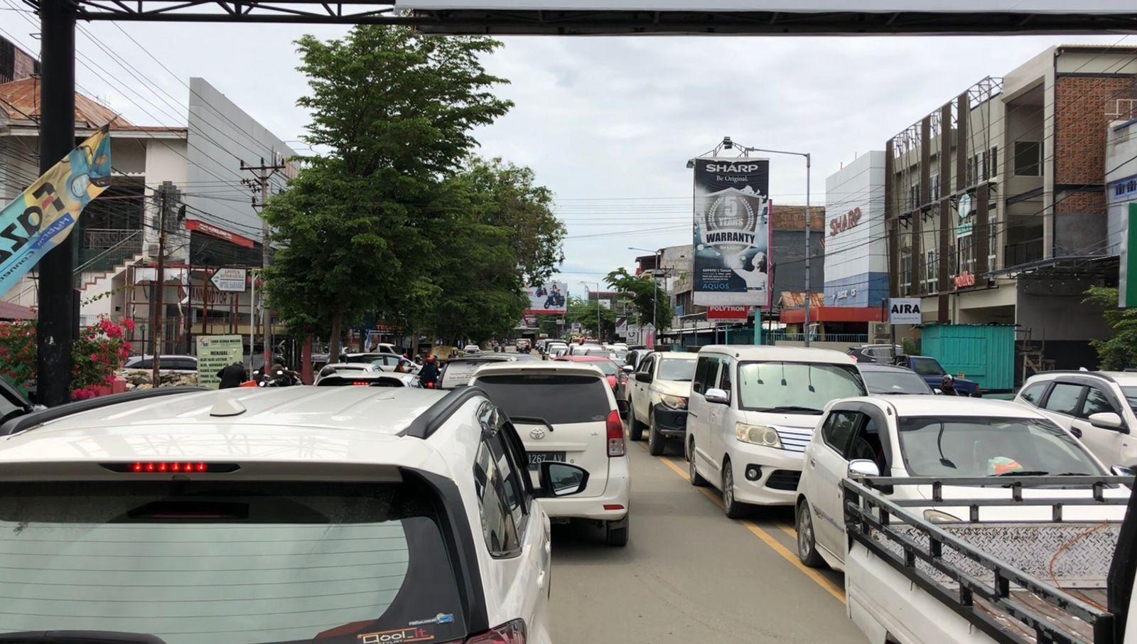 Arus-lalu-lintas-di-sejumlah-titik-di-Kota-Palu-mengalami-kemacetan-parah.jpg
