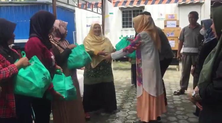 Baznas Sulteng Serahkan Sembako untuk Guru Honorer Non Sertifikasi dan Orangtua Anak Stunting