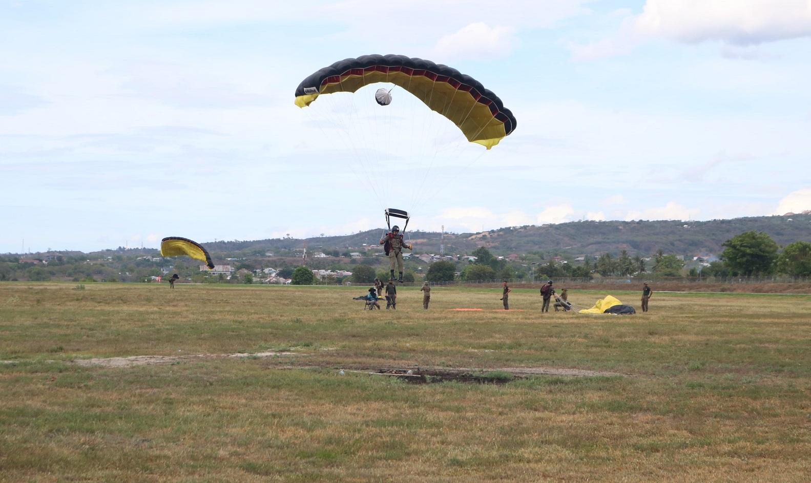 Brimob-Polda-Sulawesi-Tengah-menggelar-latihan-terjun-payung.jpg