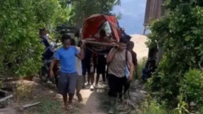 Tempuh 4 Jam Berjalan Kaki, Bripka Abd Harik Pikul Warga Sakit ke Puskesmas
