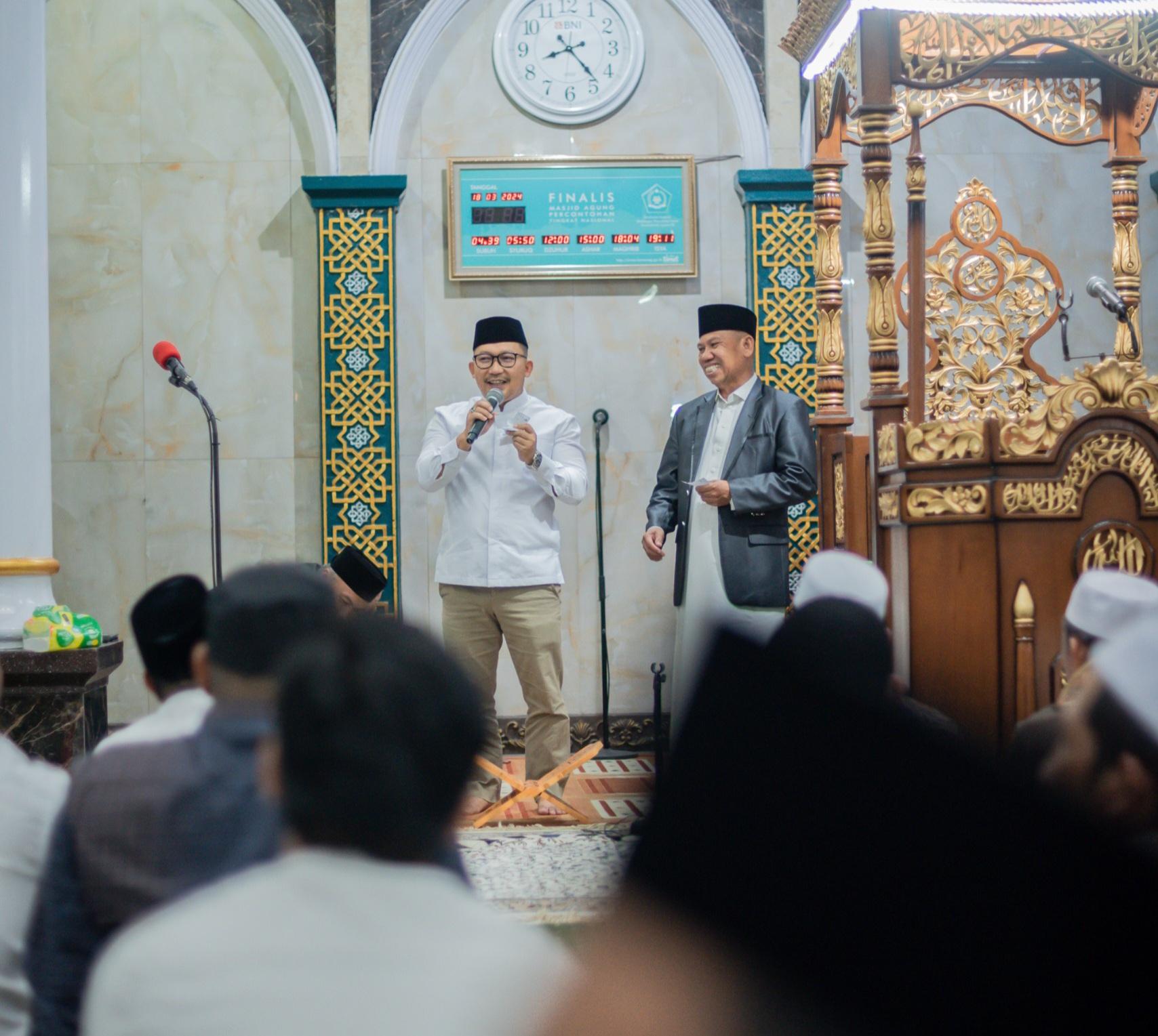 Bupati-Amirudin-Tamoreka-di-Masjid-Agung-Luwuk.jpg
