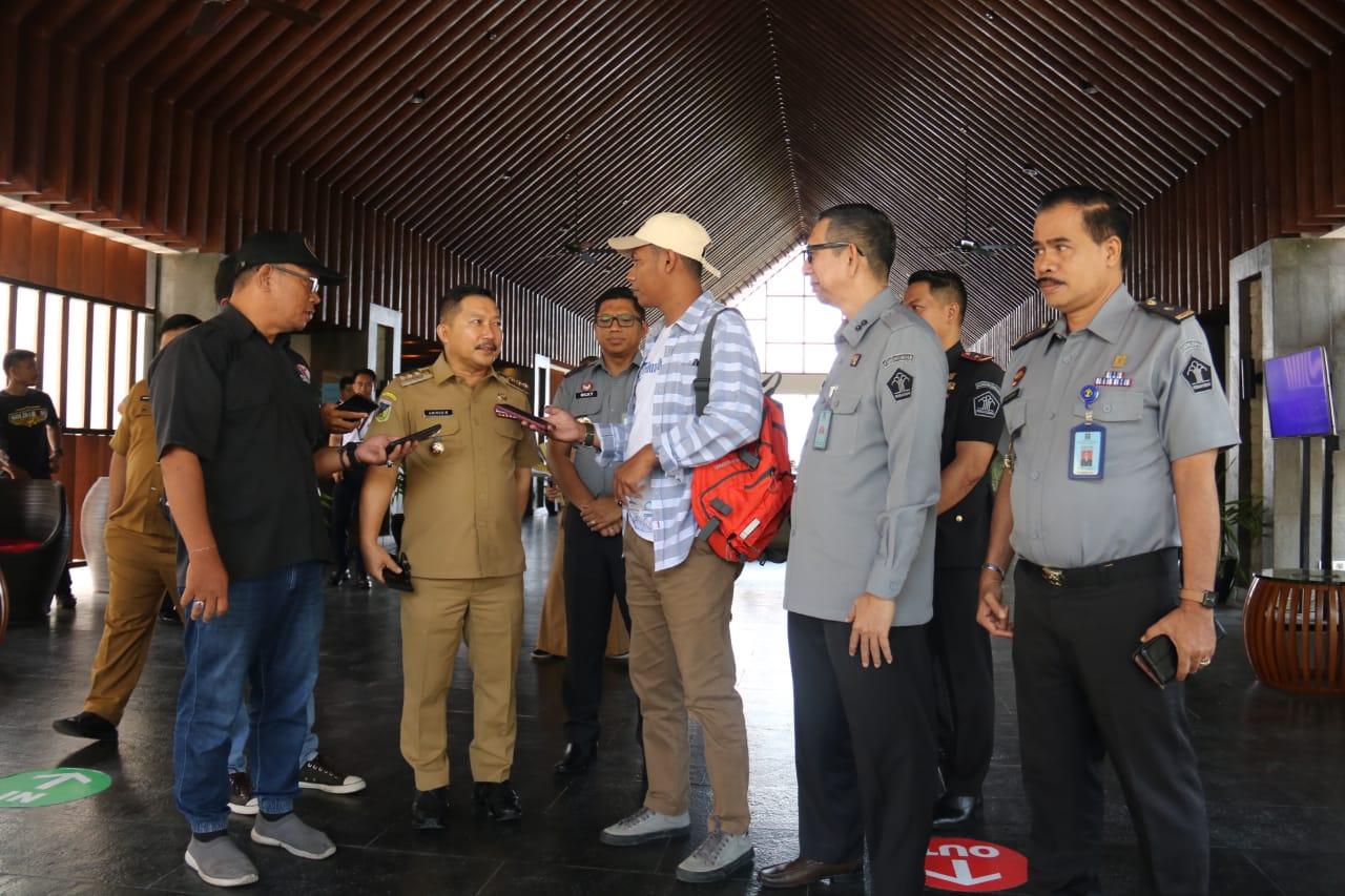 Bupati-Banggai-Amirudin-Tamoreka-saat-diwawd.jpg