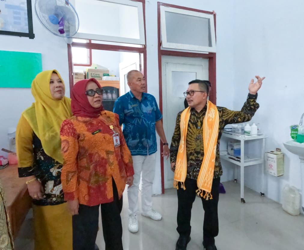 Bupati-Banggai-Amirudin-Tamoreka-saat-meninjau-UGD.jpg
