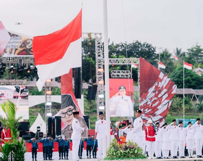 Bupati-Banggai-Pimpin-Upacara-Penurunan-Bendera-HUT-Ke-80-Kemerdekaan-RI.jpg