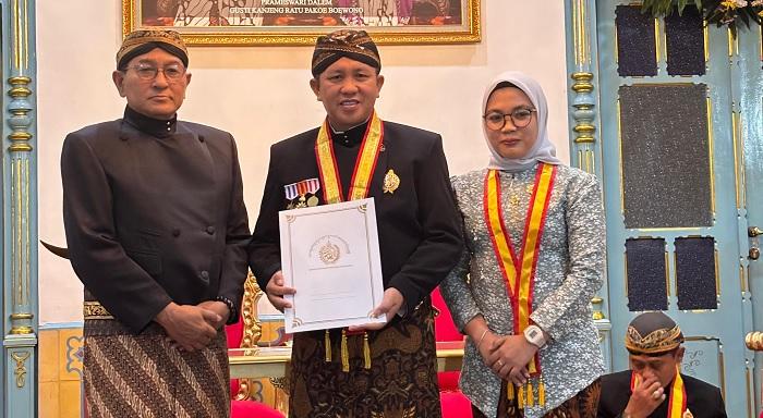Bupati-Iksan-Dapat-gelar-di-Keraton-Surakarta-2025.jpg