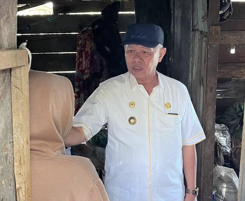 Bupati Sigi Tekankan Pengentasan Kemiskinan Saat Salurkan Bansos di Kinovaro dan Marawola