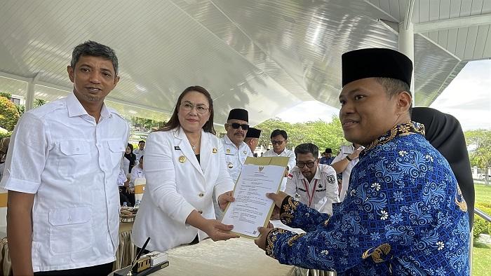 Bupati-Vera-Elena-Laruni-Serahkan-SK-kepada-1820-PPPK-di-Kabupaten-Donggala.jpg