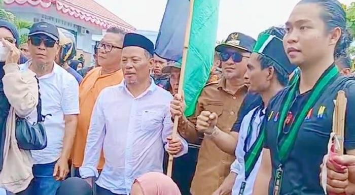 Bupati dan Ketua DPRD Tojo Una-una Kompak Temui Pengunjuk Rasa - Bupati-dan-Ketua-DPRD-Tojo-Una-una.jpg