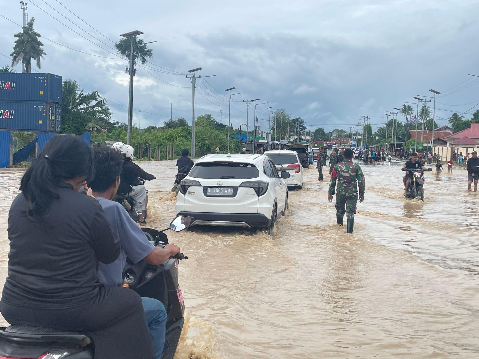 Cuaca-Ekstrem-Picu-Banjir-di-PaluDonggala-Flyover-Pantoloan-Terendam-hingga-Betis.jpg