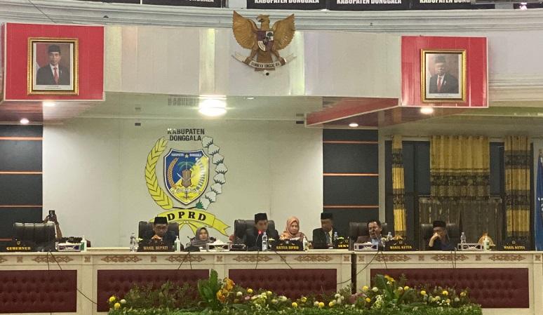 DPRD-Donggala-rapat-paripurna-terkait-penetapan-pes.jpg