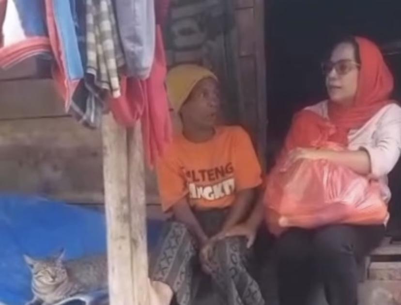 DPRD-Sigi-Kunjungi-Janda-di-Desa-Watukilo-Serahkan-Bantuan.jpg