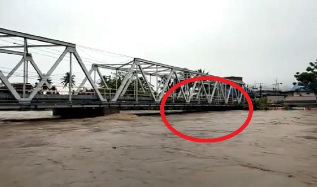 Debit-air-sungai-tinggi-nyaris-menyentuh-bagian-bawah-Jembatan-III.jpg
