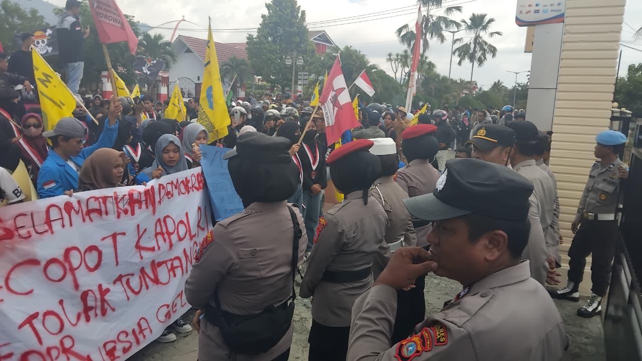 Bupati dan Ketua DPRD Tojo Una-una Kompak Temui Pengunjuk Rasa - Demo-September-di-Touna-2025.jpg