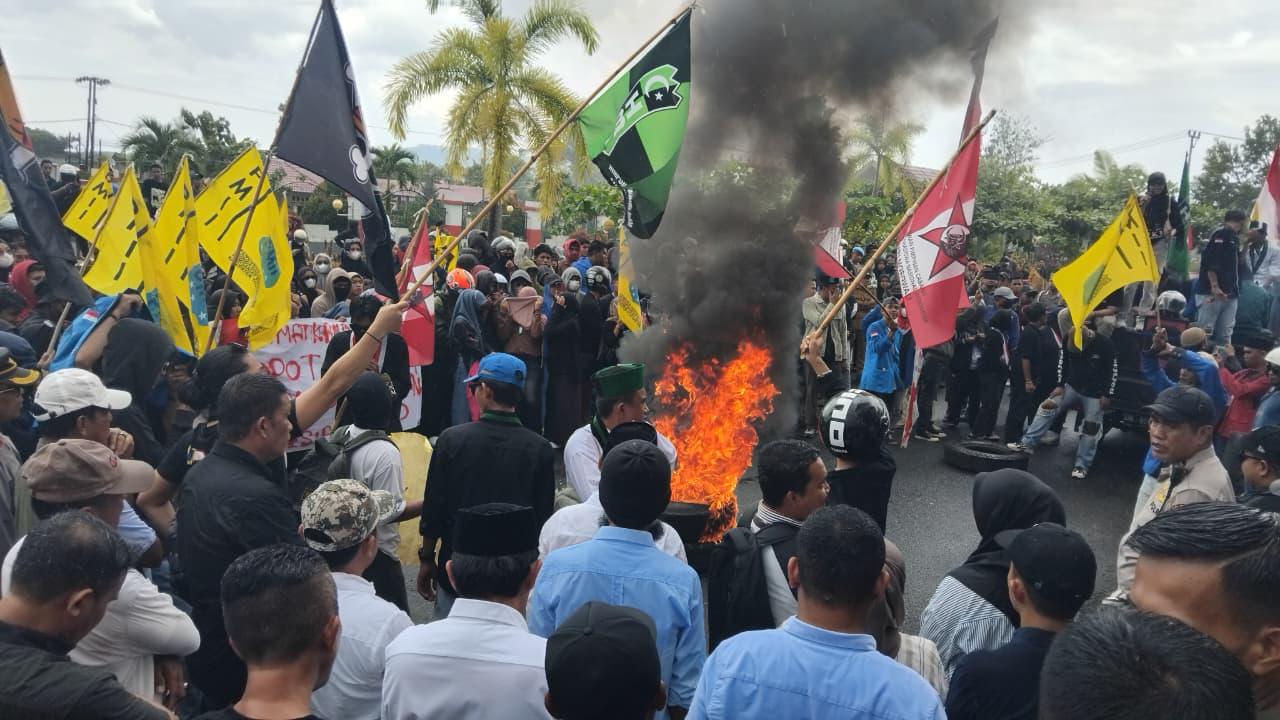 Bupati dan Ketua DPRD Tojo Una-una Kompak Temui Pengunjuk Rasa - Demo-di-Ampana-Kota-2025.jpg