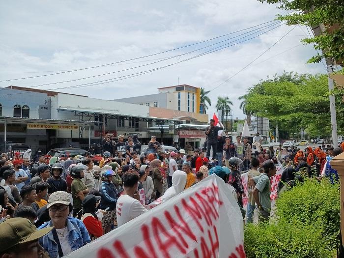 Demonstrasi-Massa-Minta-Bertemu-Ketua-Pengadilan-Negeri-Luwuk.jpg