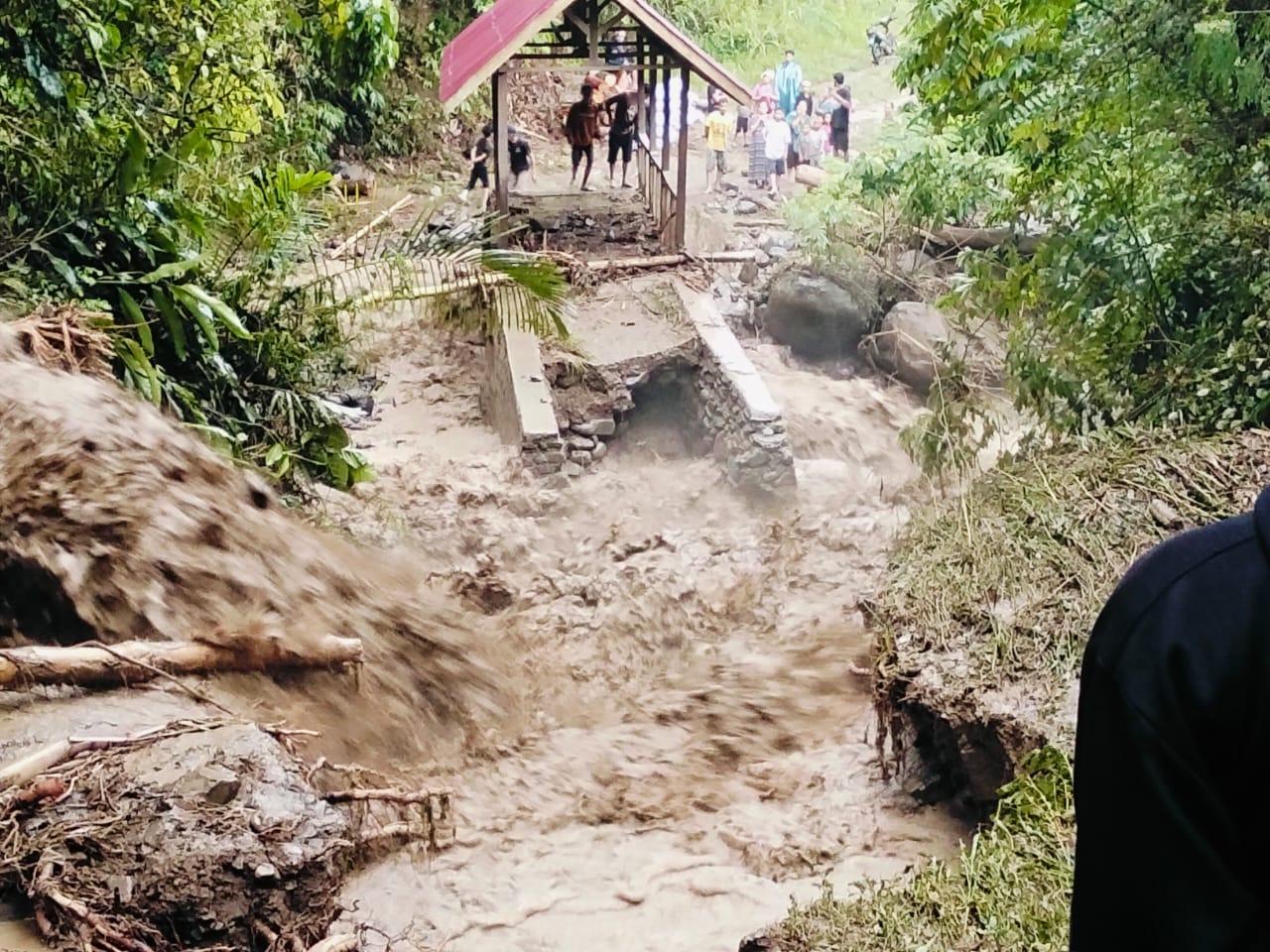 Desa-Ogoalas-Dilanda-Banjir-Bandang-Satu-Jembatan-Putus-Akibat-Hujan-Deras.jpg