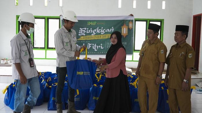 Dewan-Masjid-PT-IMIP-Bagikan-Sembako.jpg
