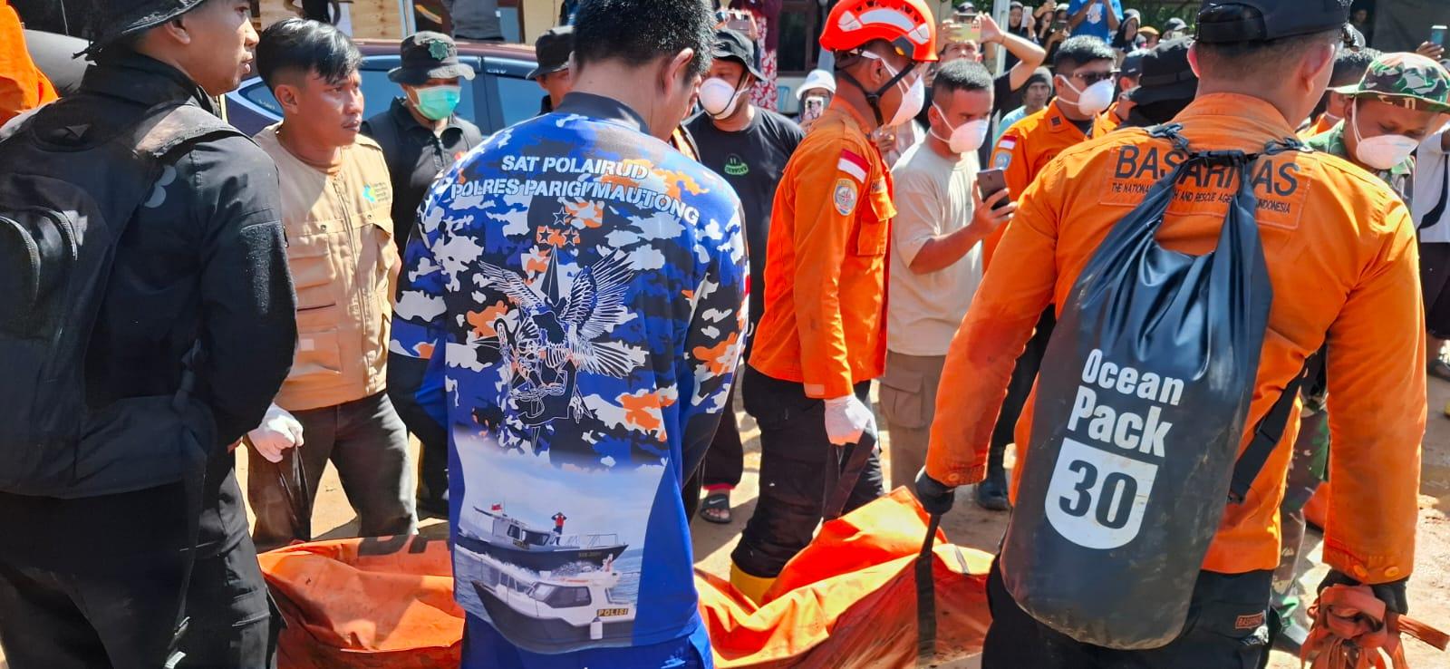 Tim SAR Serahkan Dua Jenazah Korban Longsor di Parimo kepada Keluarga di Posko Utama