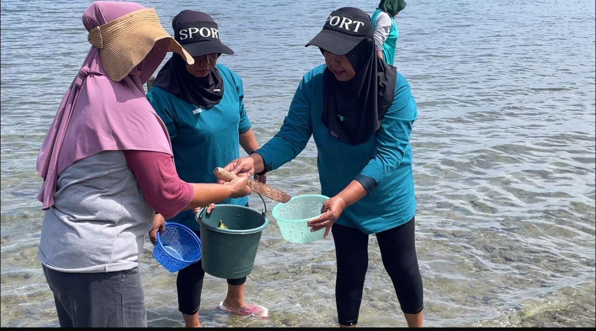 Emak-emak-Berburu-Biota-Laut-di-Pantai-Uwe-Mpo-Oja.jpg