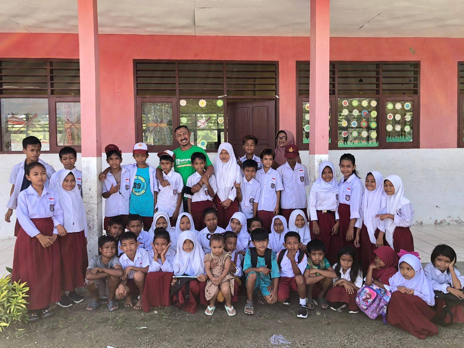 Foto-Kepsek-dan-siswa-SDN-7-Sindue-Tobata.jpg