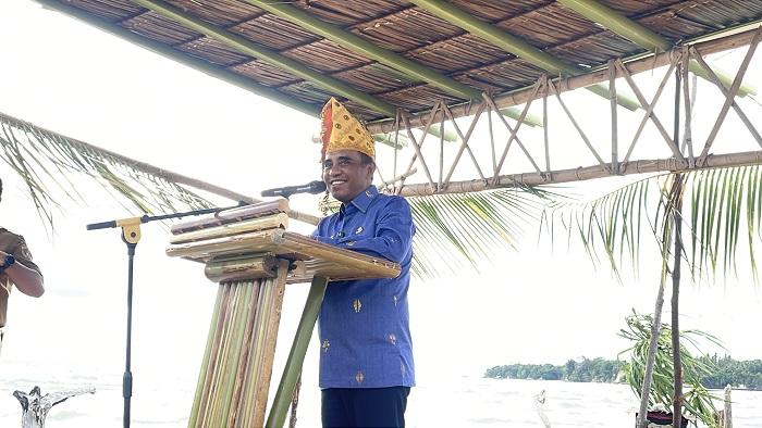 Gubernur Anwar Hafid Janjikan Bantuan Modal untuk Penenun Donggala pada 2026