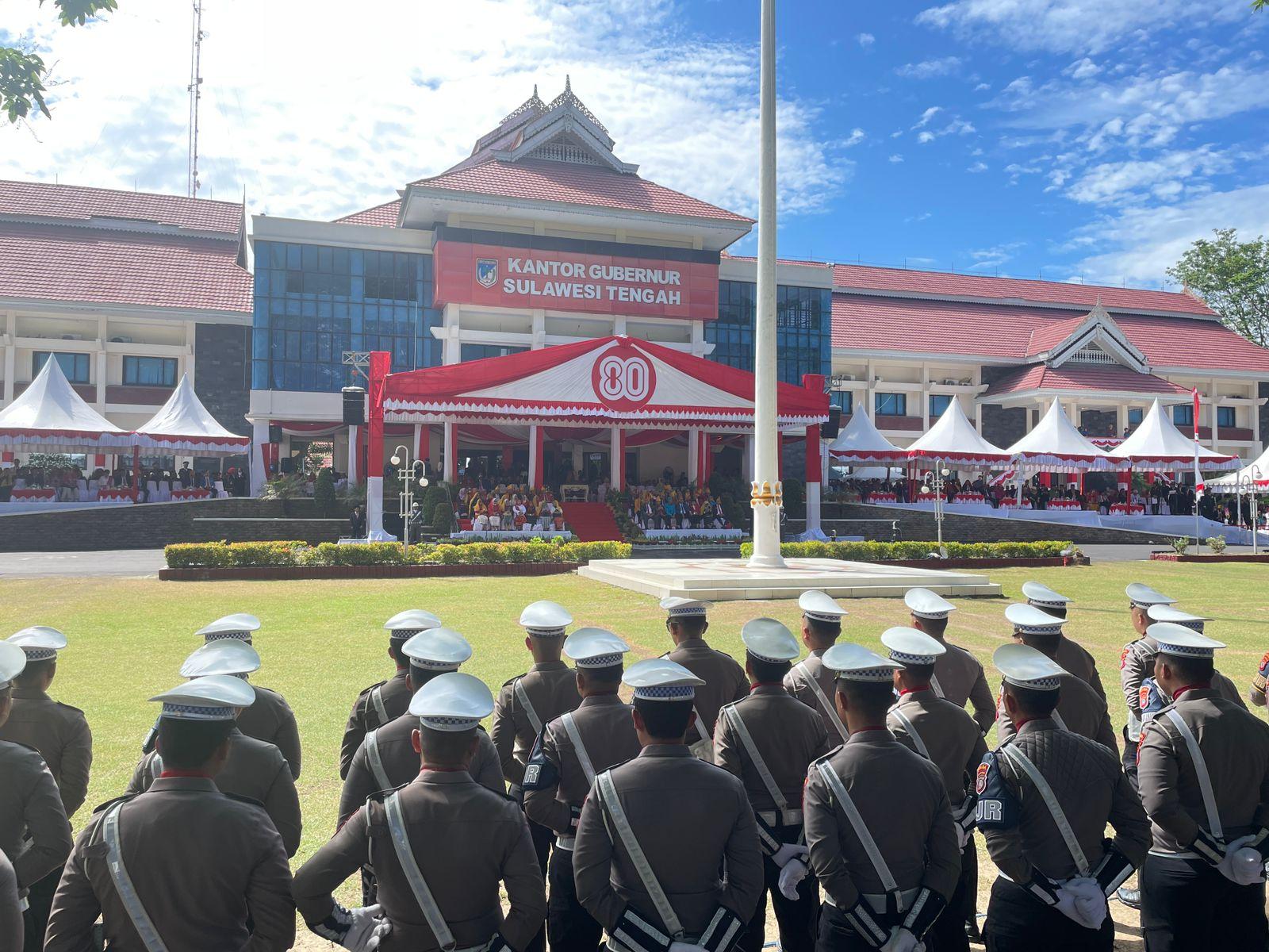 Gubernur-Anwar-Hafid-Pimpin-Upacara-HUT-ke-80-RI-di-Halaman-Kantor-Gubernur-Sulteng.jpg