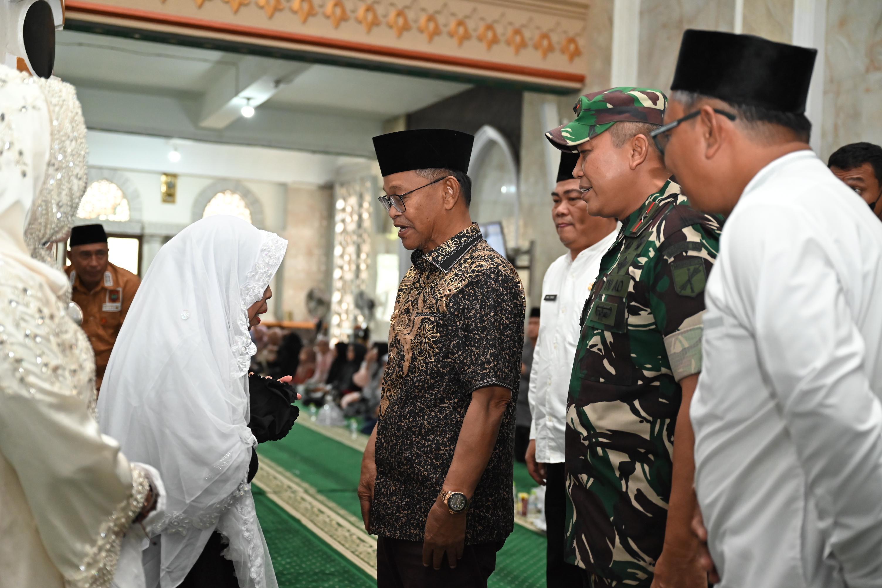 Gubernur-Sulawesi-Tengah-Rusdy-Mastura-didampingi-Danrem-132Tadulako-Brigjd.jpg