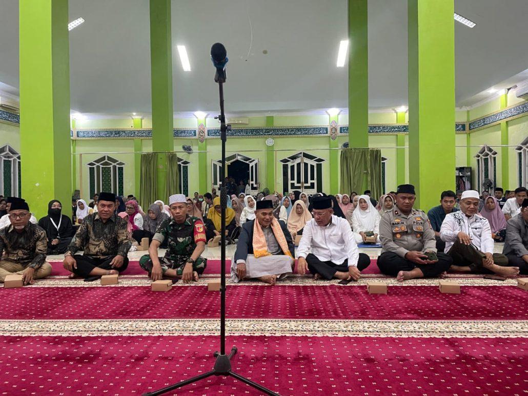 Sambut 25 Jemaah Haji Banggai Kepulauan, Bupati Rusli Moidady: Jadilah Teladan di Tengah Warga