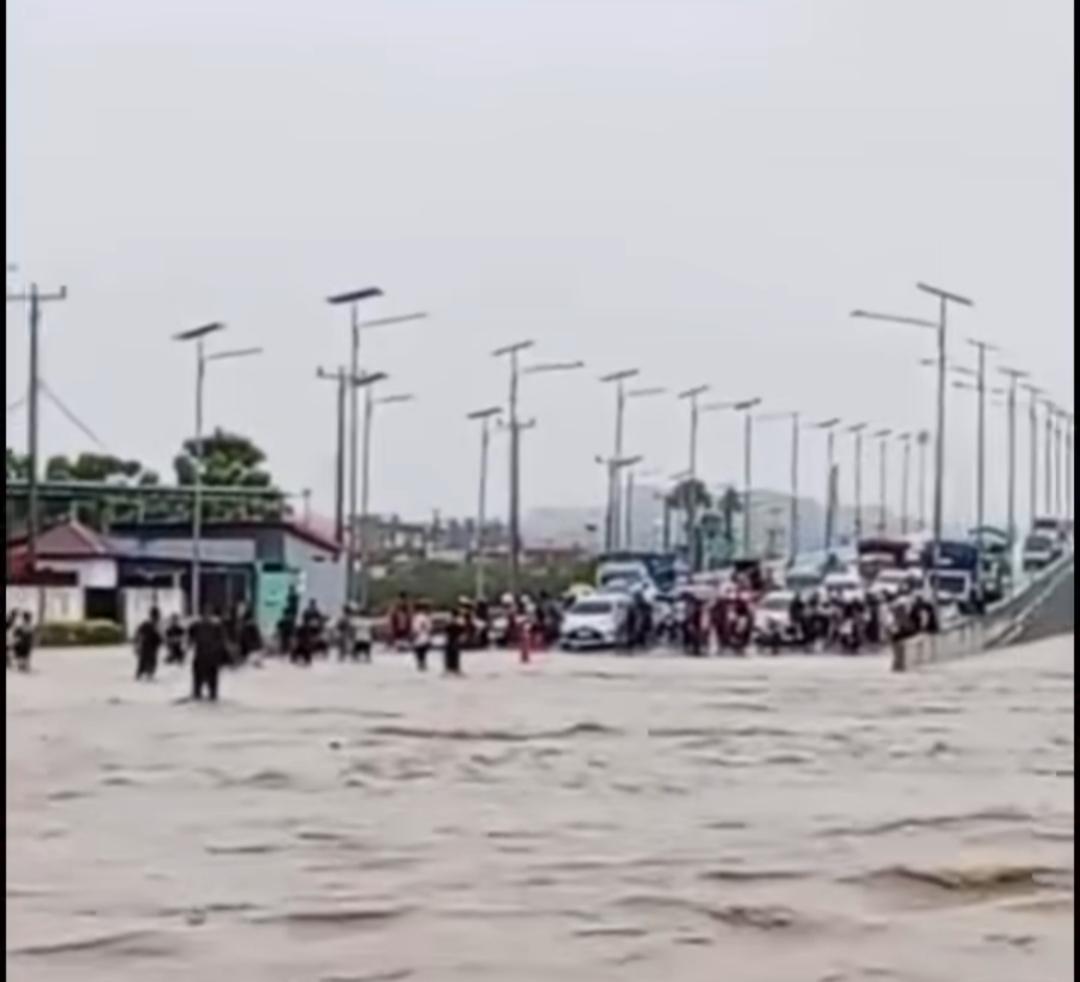 Hujan-Deras-Guyur-Palu-dan-Donggala-Flyover-Pantoloan-Terendam-Banjir.jpg