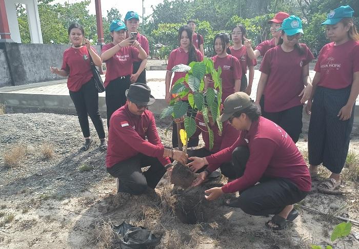 I Nyoman Slamet Gandeng Mahasiswa STAH Dharma Sentana Gelar Aksi Bersih Pantai Arjuna di Parimo