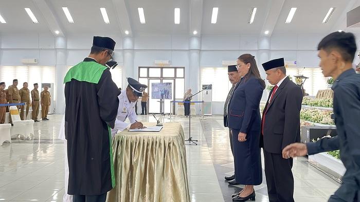 Kades PAW Siweli dan Oti Resmi Dilantik, Bupati Donggala Minta Kades Rangkul Semua Warga