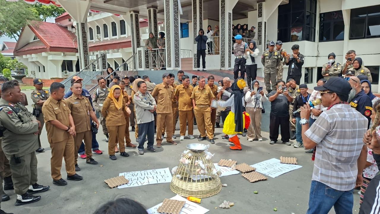 Imelda-Liliana-Muhidin-Temui-Demonstran-Janjikan-Perhatian-Serius-untuk-Penyintas-2018.jpg
