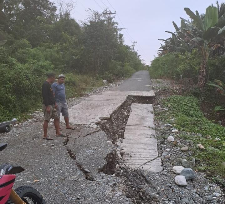 BREAKINGNEWS: Jalan Menuju Desa Masungkang Banggai Amblas, Mobilisasi Hasil Pertanian Terganggu
