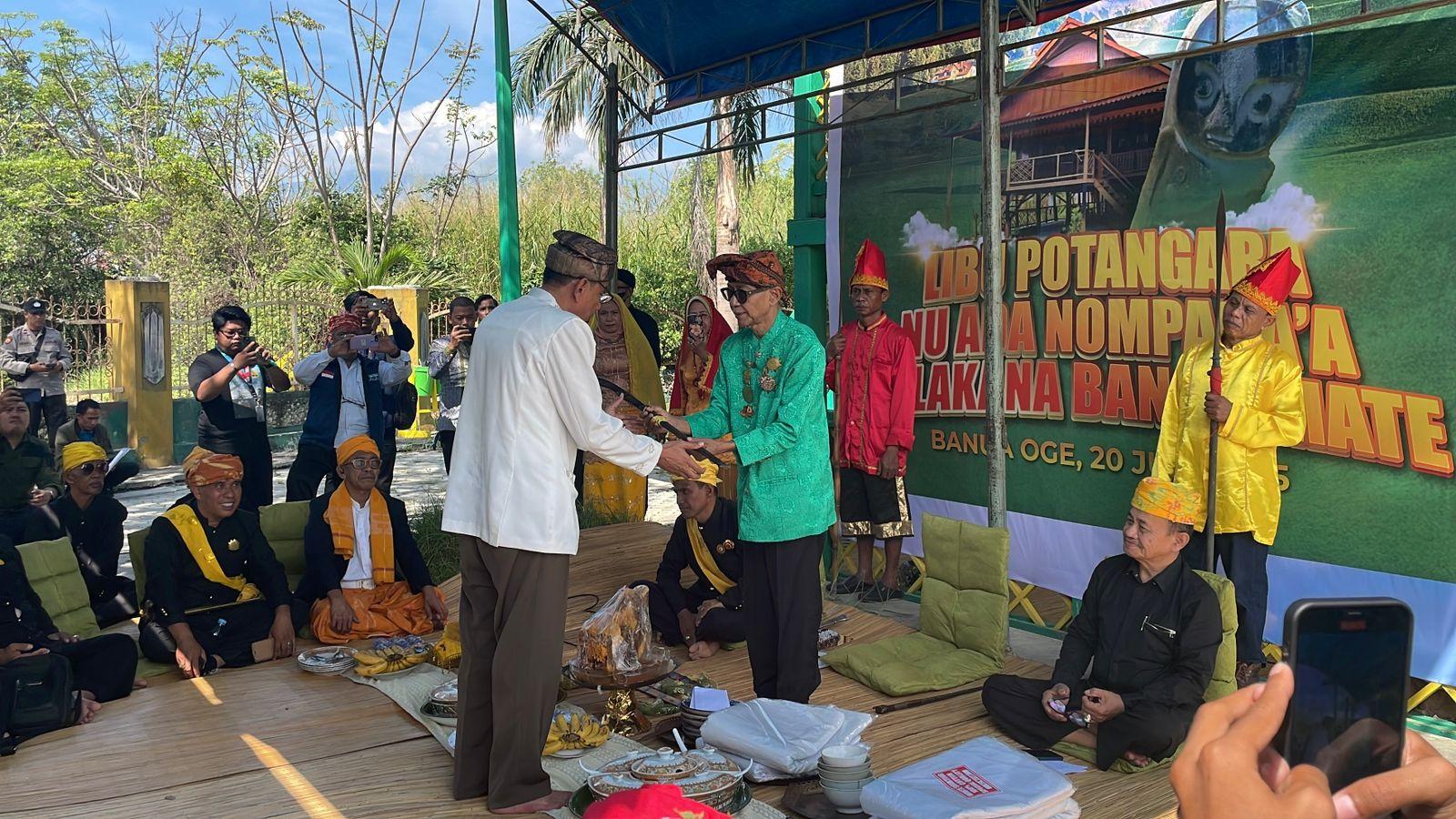 Jalani-Sanksi-Adat-di-Palu-Gus-Fuad-Plered-Bayar-Tujuh-Denda.jpg