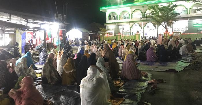 3 Ramadan, Jemaah Salat Tarawih Masjid Alkhairaat Palu Meluber Hingga Badan Jalan