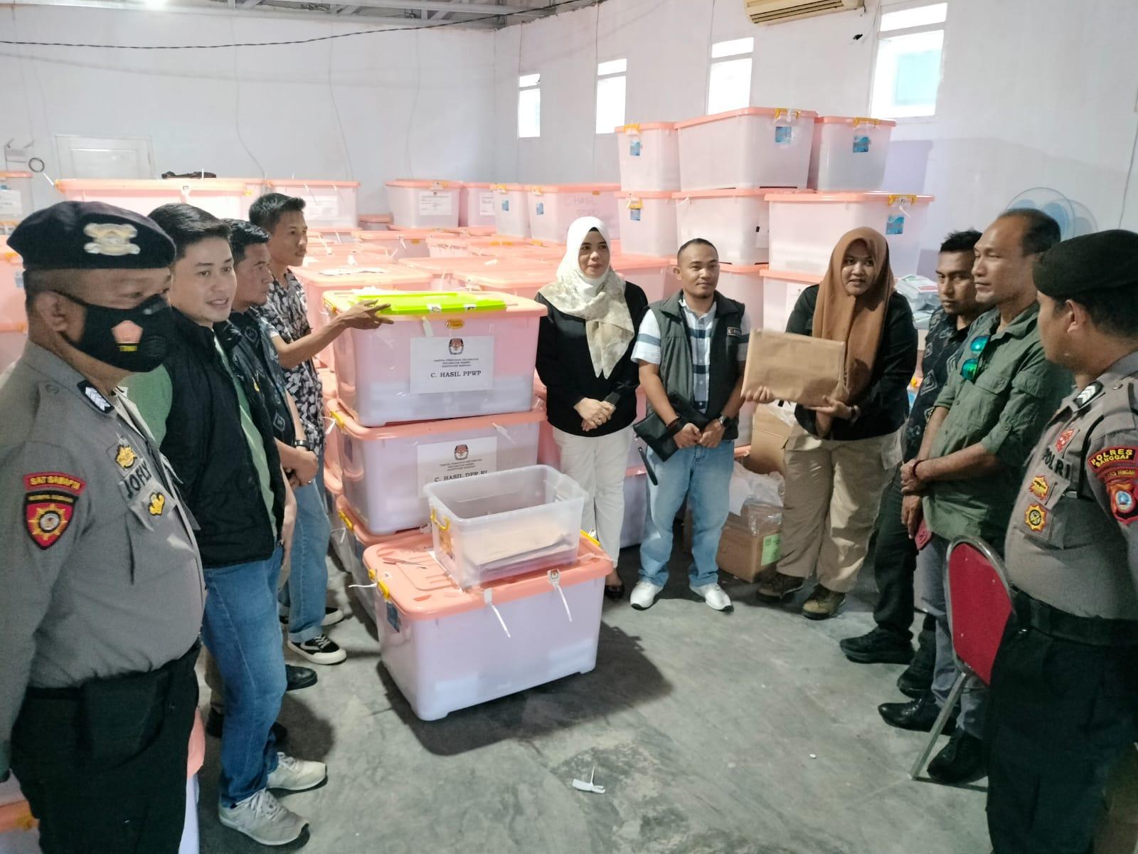 KPU-Banggai-buka-kotak-suara.jpg