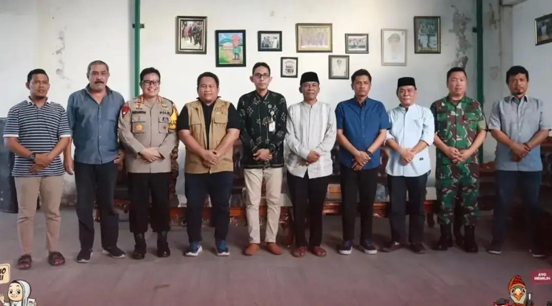 KPU-palu-ke-rumah-Hidayat.jpgdha8s-hduashudas.jpgKPU-ke-rumah-Wartabone.jpg