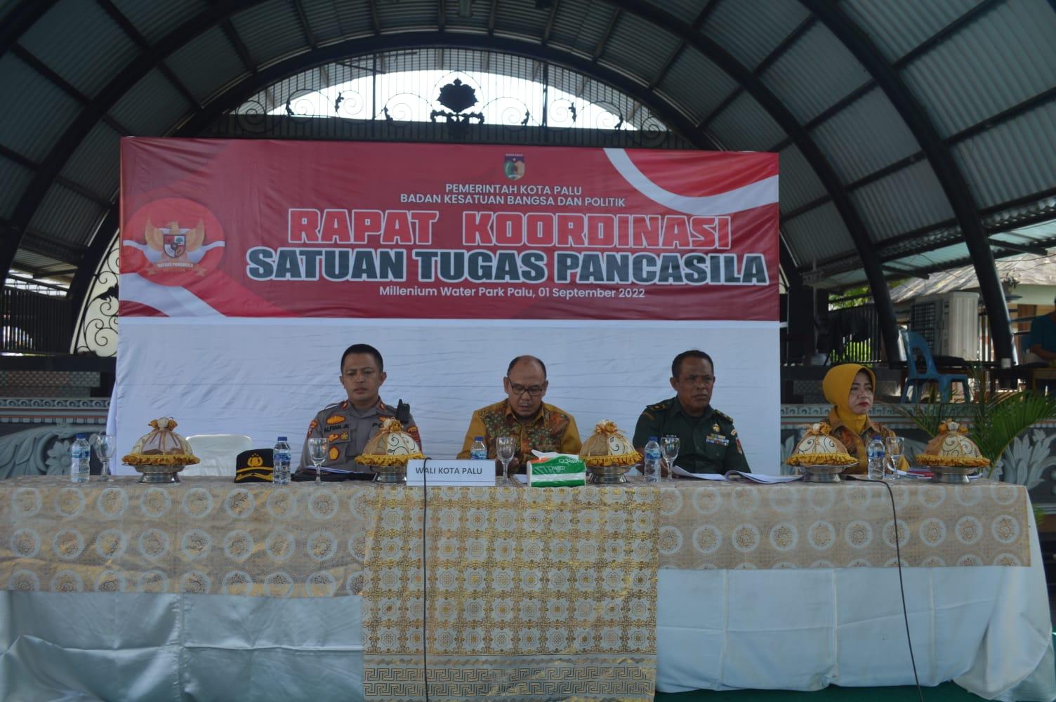Kaban-Kesbangpol-Kota-Palu-Ansyar-Sutiadimemimpin-rapat-f.jpg