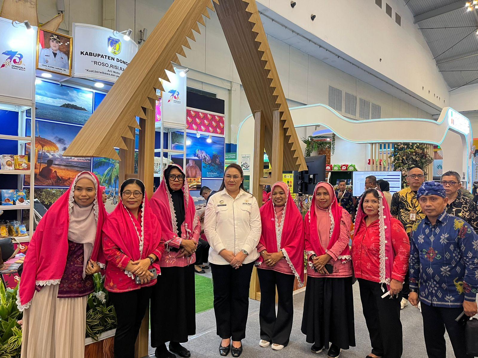 Kabupaten-Donggala-Promosikan-Tenun-Bomba-dan-Kopi-Lokal-di-Ajang-APKASI-2025.jpg