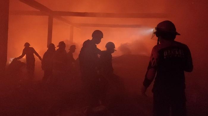 Gudang Terbakar di Jalan Anoa I, Satu Petugas Damkar Dilarikan ke Rumah Sakit