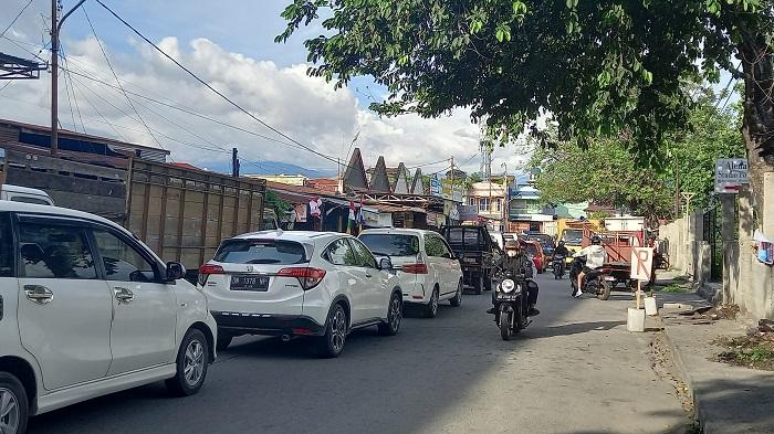 Kemacetan-akibat-antrean-kendaraan-di-SPBU-Jl-Imad.jpg