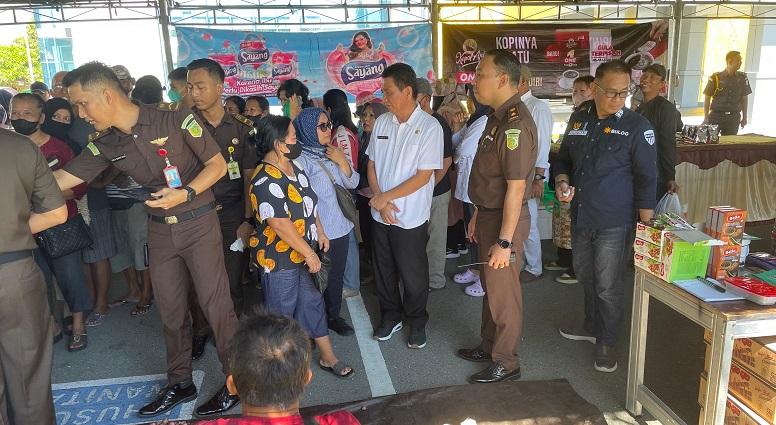 Kajari dan Bulog Subsidi 100 Pembeli Pertama Pasar Murah di Kejaksaan Negeri Palu