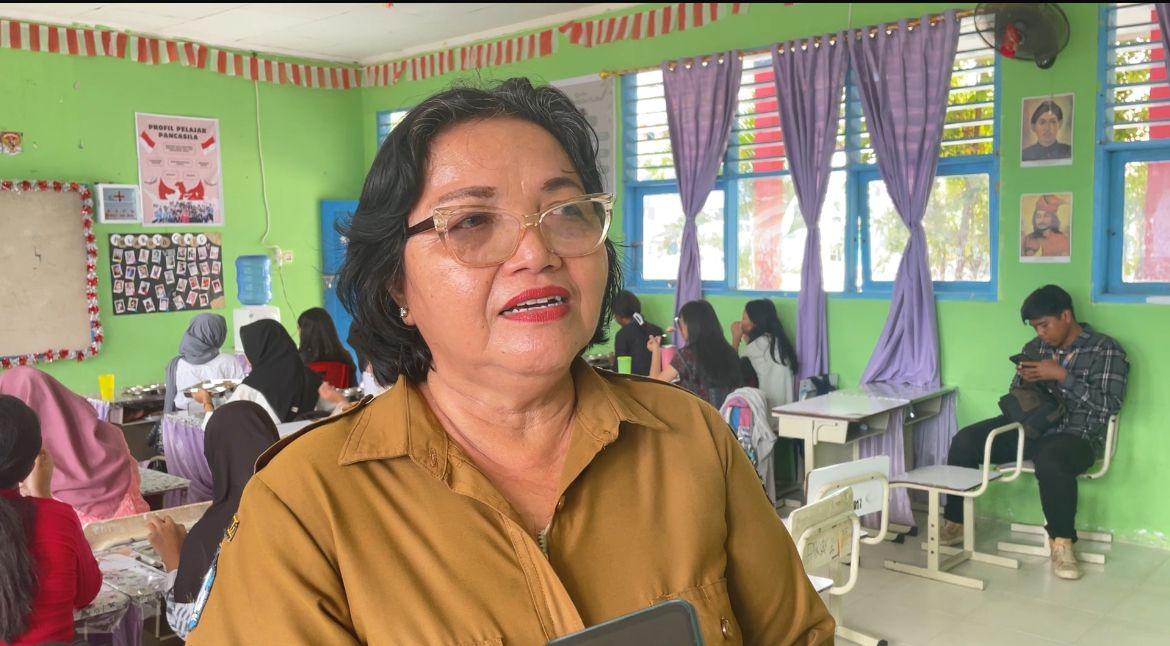 Kepala-SMPN-9-Palu-Herlina.jpg